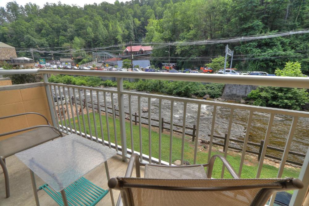 King Deluxe River Balcony interior